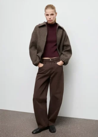 Gerippter Pullover mit gewellten Kanten
