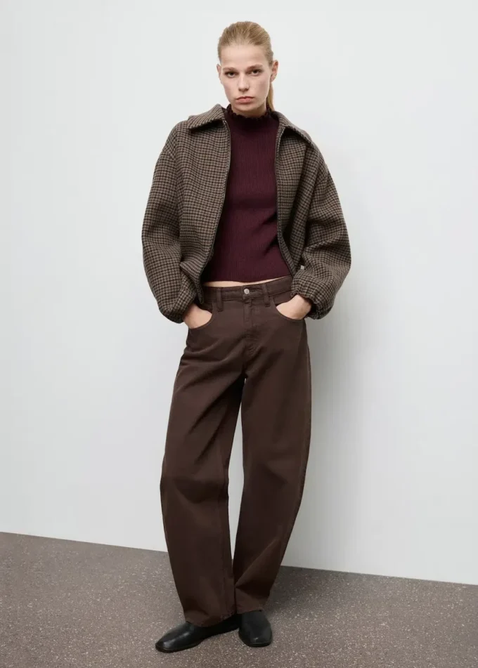 Gerippter Pullover mit gewellten Kanten Gerippter Pullover mit gewellten Kanten