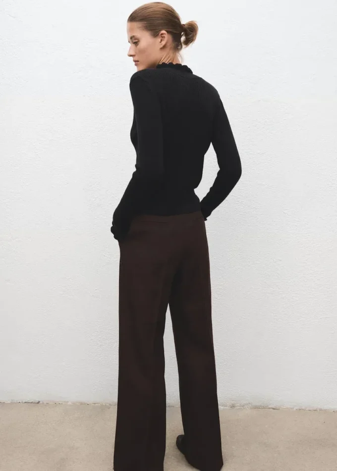 Gerippter Pullover mit gewellten Kanten