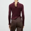 Gerippter Pullover mit gewellten Kanten Gerippter Pullover mit gewellten Kanten