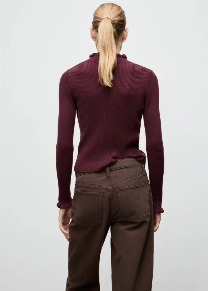 Gerippter Pullover mit gewellten Kanten Gerippter Pullover mit gewellten Kanten