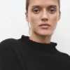 Gerippter Pullover mit gewellten Kanten