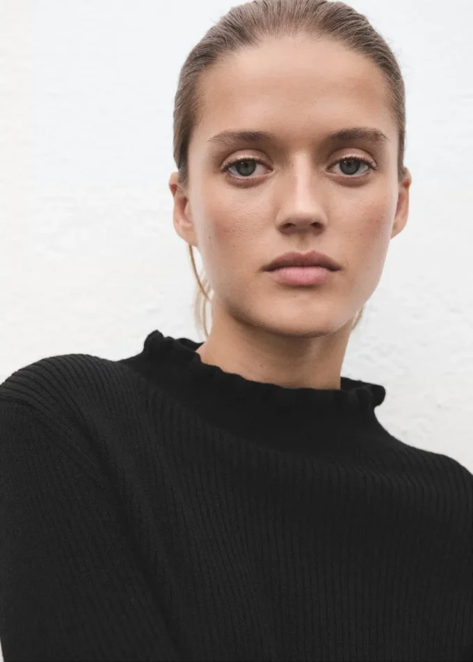 Gerippter Pullover mit gewellten Kanten