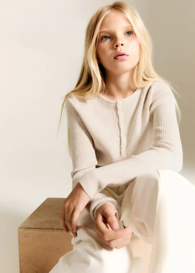 Gerippter Pullover mit Knöpfen Gerippter Pullover mit Knöpfen