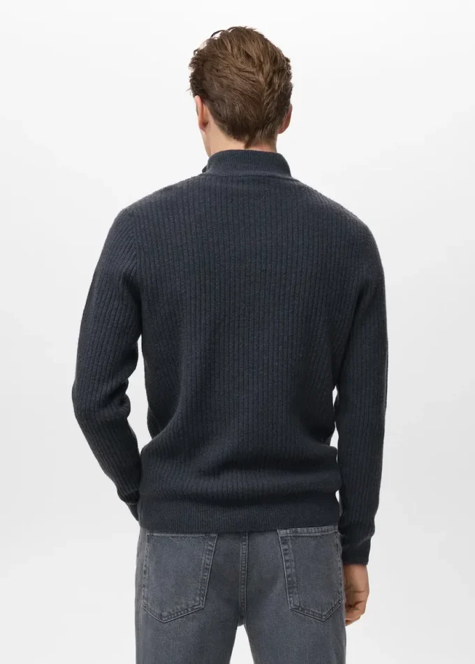 Gerippter Pullover mit Reißverschluss am Hals