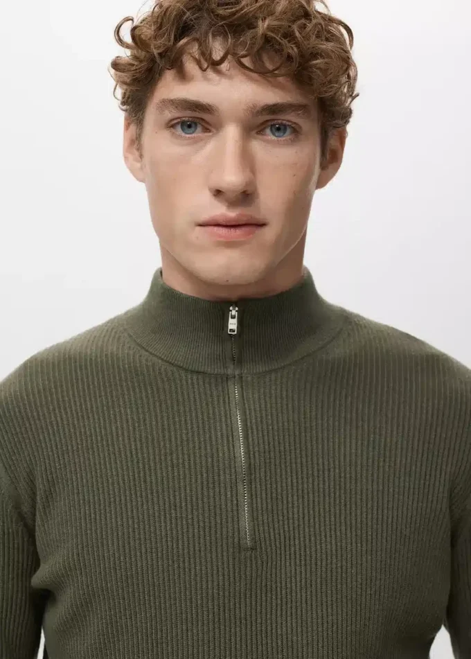 Gerippter Pullover mit Reißverschluss am Hals