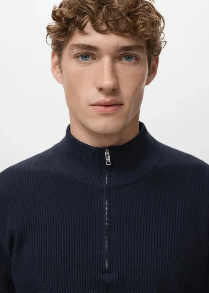Gerippter Pullover mit Reißverschluss am Hals