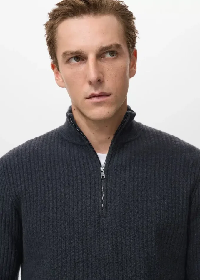 Gerippter Pullover mit Reißverschluss am Hals