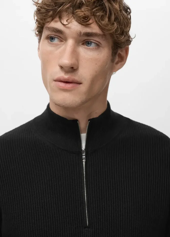 Gerippter Pullover mit Reißverschluss am Hals