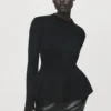 Gerippter Pullover mit Schößchen