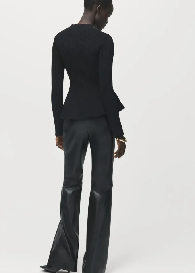 Gerippter Pullover mit Schößchen