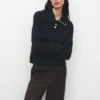 Gerippter Rollkragenpullover mit Knöpfen