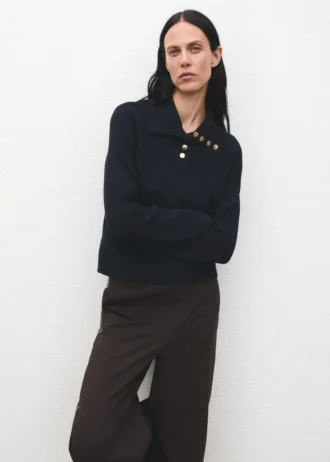 Gerippter Rollkragenpullover mit Knöpfen