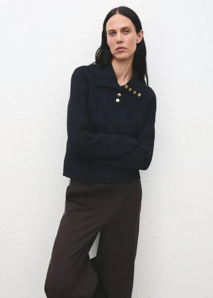 Gerippter Rollkragenpullover mit Knöpfen