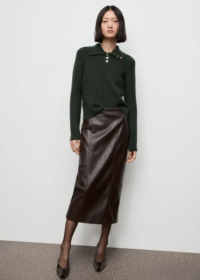 Gerippter Rollkragenpullover mit Knöpfen