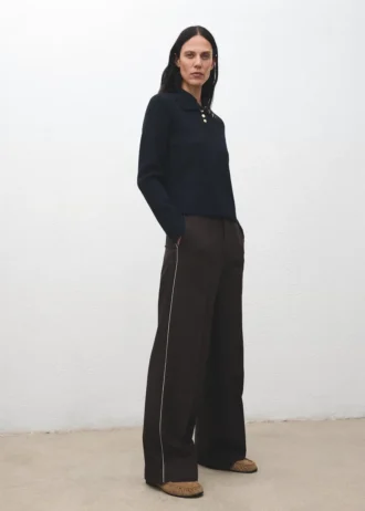Gerippter Rollkragenpullover mit Knöpfen