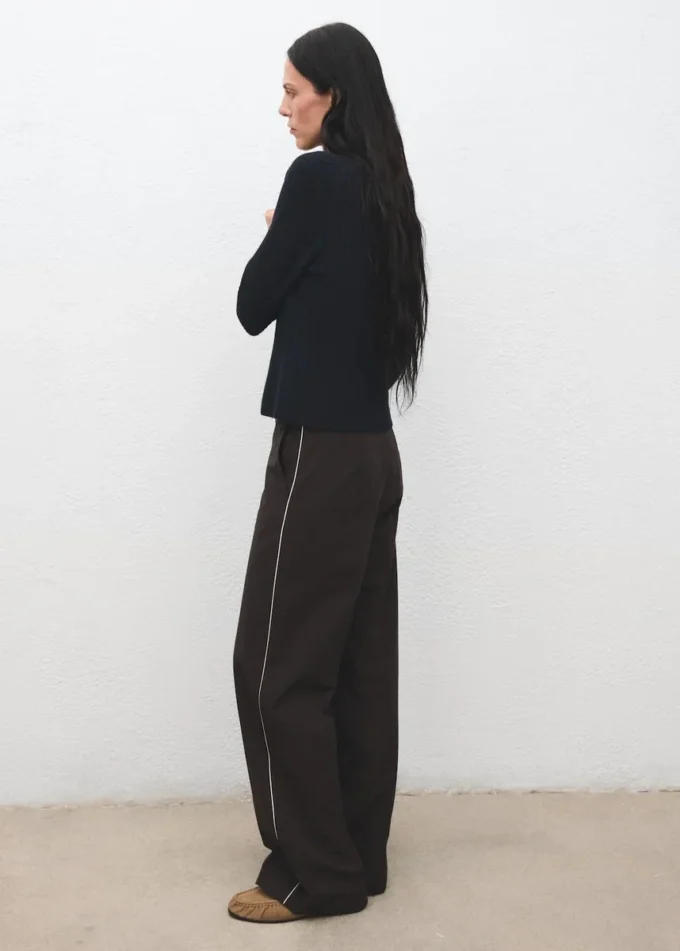 Gerippter Rollkragenpullover mit Knöpfen