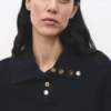 Gerippter Rollkragenpullover mit Knöpfen