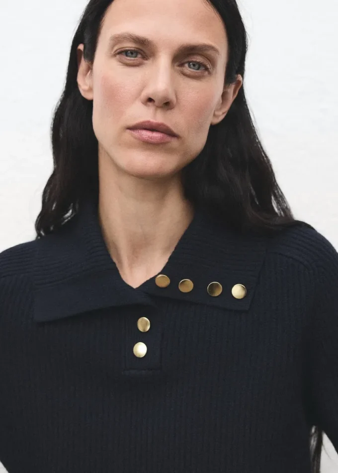 Gerippter Rollkragenpullover mit Knöpfen