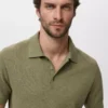 Geripptes Strick-Poloshirt Geripptes Strick-Poloshirt
