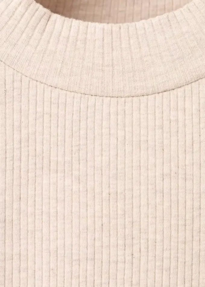 Geripptes T-Shirt mit hohem Kragen
