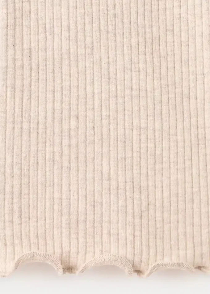 Geripptes T-Shirt mit hohem Kragen