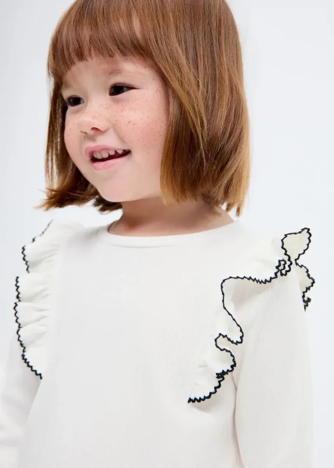 Geripptes T-Shirt mit Rüschen Geripptes T-Shirt mit Rüschen