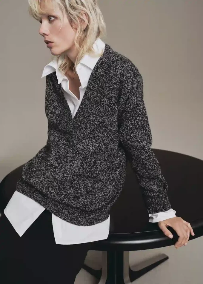 Gespeckter Pullover mit V-Ausschnitt