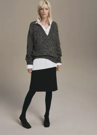 Gespeckter Pullover mit V-Ausschnitt