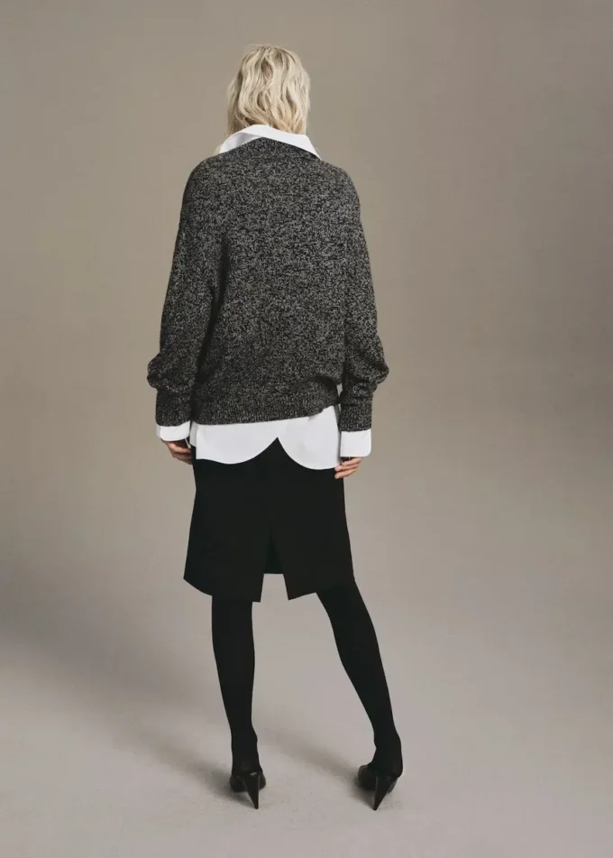 Gespeckter Pullover mit V-Ausschnitt