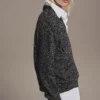Gespeckter Pullover mit V-Ausschnitt