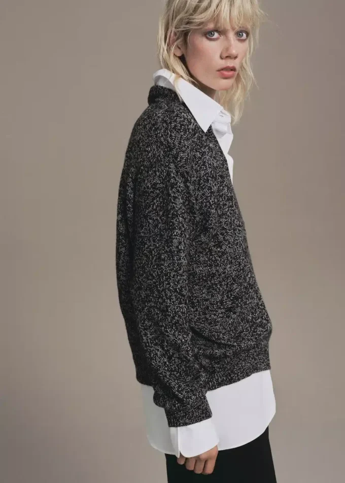 Gespeckter Pullover mit V-Ausschnitt