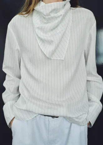 Gestreifte Bluse mit Halstuch
