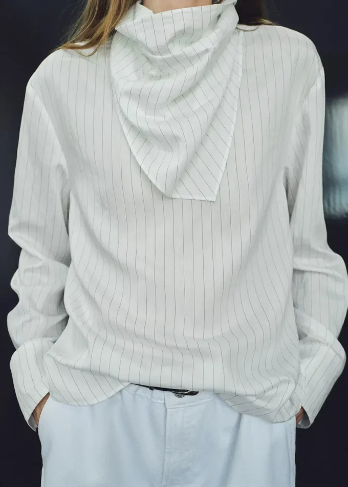 Gestreifte Bluse mit Halstuch Gestreifte Bluse mit Halstuch