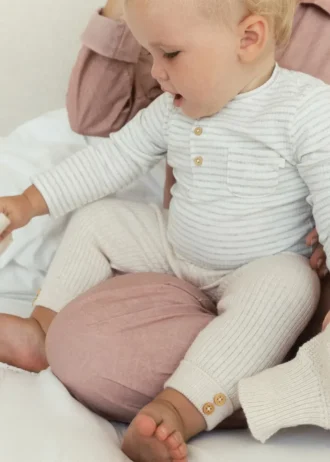 Gestreifter Baby-Body aus Baumwolle