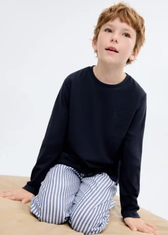 Gestreifter langer Pyjama