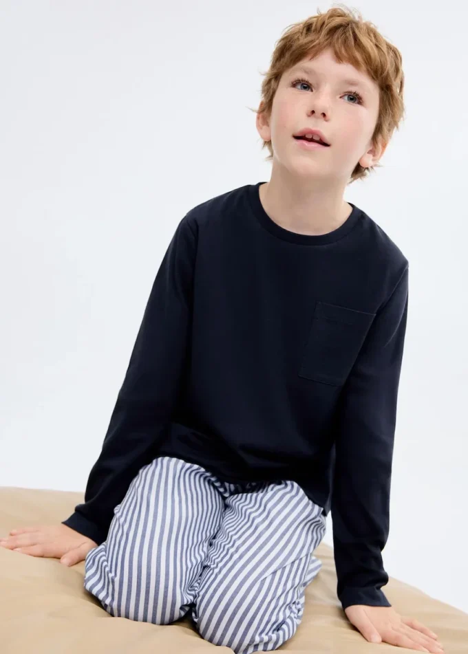 Gestreifter langer Pyjama Gestreifter langer Pyjama