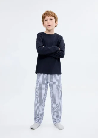 Gestreifter langer Pyjama