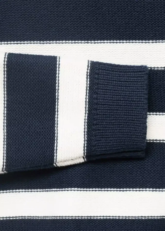 Gestreifter Strickpullover Gestreifter Strickpullover