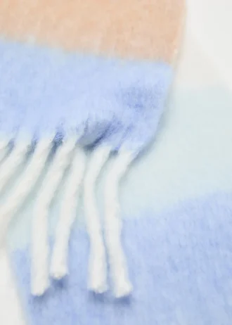 Gestreifter Strickschal