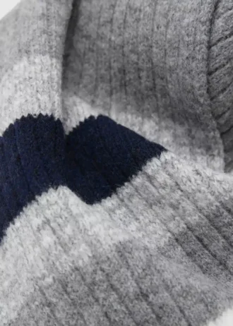 Gestreifter Strickschal