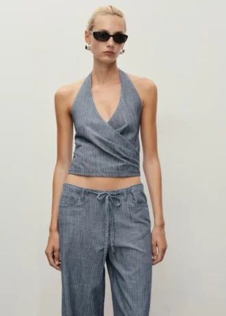Gestreiftes Crossover-Oberteil aus Denim