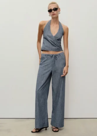 Gestreiftes Crossover-Oberteil aus Denim