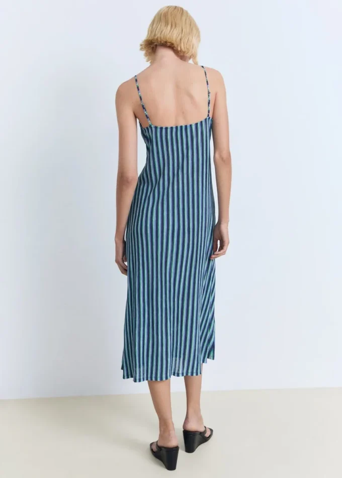 Gestreiftes Kleid mit Raffungen Gestreiftes Kleid mit Raffungen