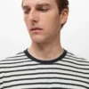 Gestreiftes, schmal geschnittenes Leinen-T-Shirt