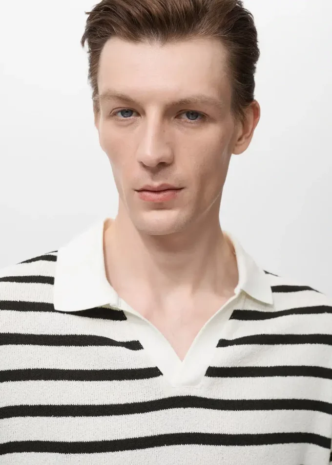 Gestreiftes, strukturiertes Strick-Poloshirt Gestreiftes, strukturiertes Strick-Poloshirt