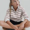 Gestreiftes Sweatshirt mit aufgedrucktem Slogan