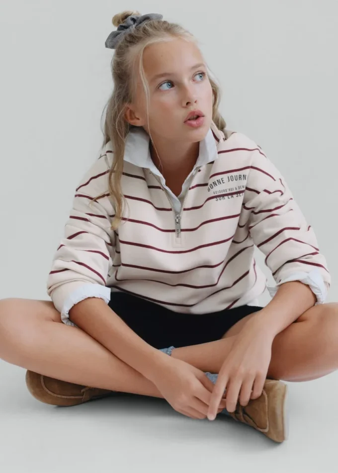 Gestreiftes Sweatshirt mit aufgedrucktem Slogan