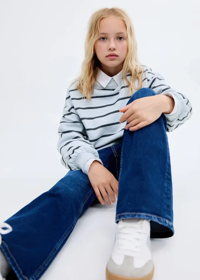 Gestreiftes Sweatshirt mit Stickerei Gestreiftes Sweatshirt mit Stickerei