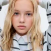 Gestreiftes Sweatshirt mit Stickerei Gestreiftes Sweatshirt mit Stickerei
